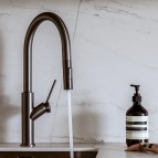 Omnires Bend virtuves maisītājs ar izvelkamu izteku, Brushed graphite 5