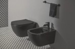 Tesi Aquablade Silk Black piekaramais WC pods ar SC vāku 2